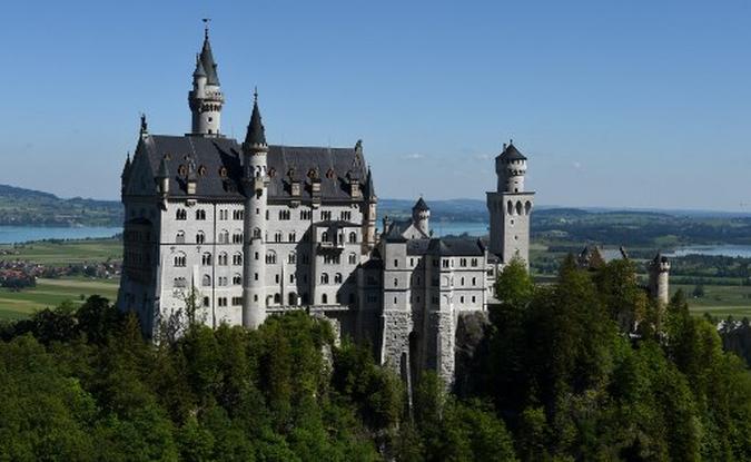 O icônico castelo de Neuschwanstein é retratado perto da vila de Hohenschwangau, no sul da Alemanha, durante sua reabertura em 2 de junho de 2020, em meio à nova pandemia de coronavírus Covid-19.(foto: Christof STACHE / AFP) O icônico castelo de Neuschwanstein é retratado perto da vila de Hohenschwangau, no sul da Alemanha, durante sua reabertura em 2 de junho de 2020, em meio à nova pandemia de coronavírus Covid-19.(foto: Christof STACHE / AFP)