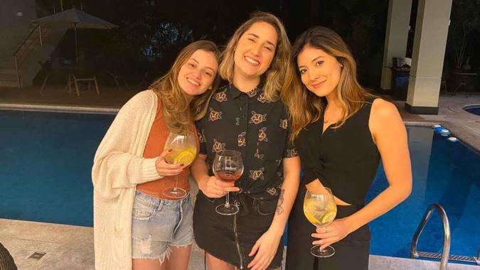 Bia Rachid (E) se encontra regularmente com amigos para tomar vinhos; agora, os encontros ocorrem por videoconferência(foto: Arquivo Pessoal) Bia Rachid (E) se encontra regularmente com amigos para tomar vinhos; agora, os encontros ocorrem por videoconferência(foto: Arquivo Pessoal)