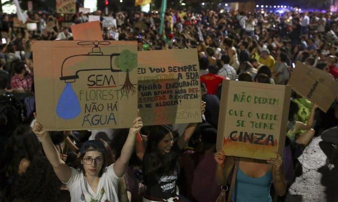 Em Brasília, os manifestantes saíram da rodoviária, seguiram pela Esplanada e pararam em frente ao Ministério do Meio Ambiente(foto: Sergio LIMA / AFP) Em Brasília, os manifestantes saíram da rodoviária, seguiram pela Esplanada e pararam em frente ao Ministério do Meio Ambiente(foto: Sergio LIMA / AFP)