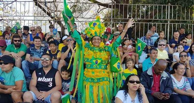 Mesmo com 89 anos, Edite de Sousa fez questão de viajar de Salvador a Brasília para vestir as cores do Brasil na parada cívico-militar(foto: Isa Stacciarini/CB/D.A Press) Mesmo com 89 anos, Edite de Sousa fez questão de viajar de Salvador a Brasília para vestir as cores do Brasil na parada cívico-militar(foto: Isa Stacciarini/CB/D.A Press)