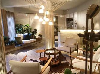 A arquiteta Ângela Cambraia colocou um balanço no estilo namoradeira em seu escritório integrado: ambiente ideal para trabalho, leitura, reflexão e encontro.(foto: Divulgação ) A arquiteta Ângela Cambraia colocou um balanço no estilo namoradeira em seu escritório integrado: ambiente ideal para trabalho, leitura, reflexão e encontro.(foto: Divulgação )