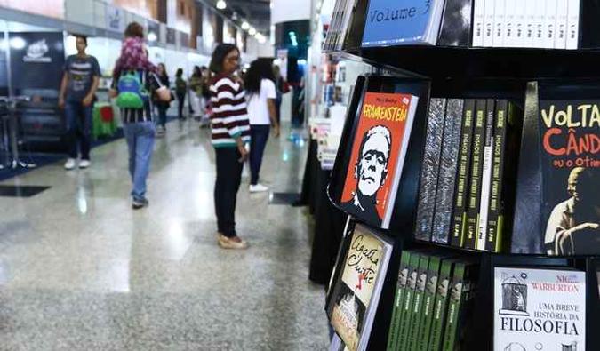 Feira do Livro de Brasília, no shopping Pátio Brasil (foto: Luis Nova/Esp. CB/D.A Press) Feira do Livro de Brasília, no shopping Pátio Brasil (foto: Luis Nova/Esp. CB/D.A Press)