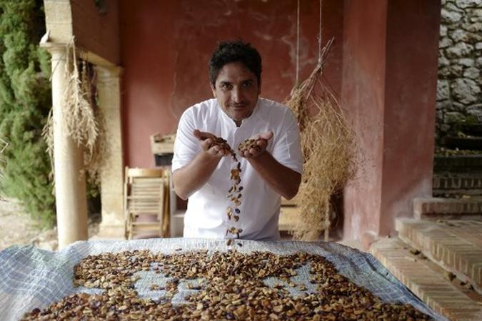 O chef ítalo-argentino Mauro Colagreco posa na horta de seu restaurante Mirazur, na cidade francesa de Menton, em 1 de julho de 2020.(foto: VALERY HACHE / AFP) O chef ítalo-argentino Mauro Colagreco posa na horta de seu restaurante Mirazur, na cidade francesa de Menton, em 1 de julho de 2020.(foto: VALERY HACHE / AFP)