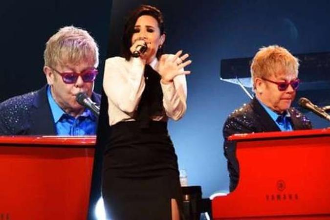 Elton John e Demi Lovato dividiram palco em 2016(foto: Reprodução/Twitter) Elton John e Demi Lovato dividiram palco em 2016(foto: Reprodução/Twitter)