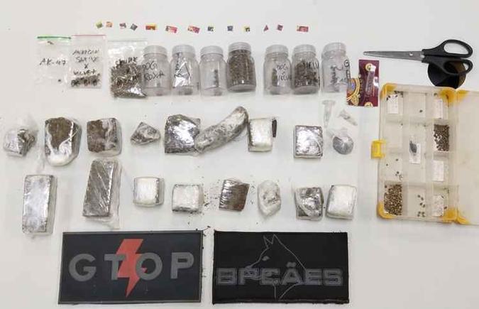 Os militares também encontraram a maconha embalada para venda, além de 15 selos de LSD e sementes para cultivo da maconha (foto: PMDF/Divulgação) Os militares também encontraram a maconha embalada para venda, além de 15 selos de LSD e sementes para cultivo da maconha (foto: PMDF/Divulgação)