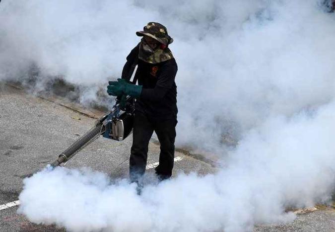 A especialista Helena Brígido, integrante do comitê de arboviroses da Sociedade Brasileira de Infectologia, acredita que o uso mais estratégico do fumacê poderia funcionar no Brasil, mas de forma adaptada(foto: AFP / ROSLAN RAHMAN ) A especialista Helena Brígido, integrante do comitê de arboviroses da Sociedade Brasileira de Infectologia, acredita que o uso mais estratégico do fumacê poderia funcionar no Brasil, mas de forma adaptada(foto: AFP / ROSLAN RAHMAN )