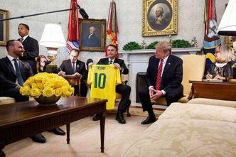 Eduardo, Jair Bolsonaro e Donald Trump se reúnem em Washington, em março passado(foto: Isac Nóbrega/PR) Eduardo, Jair Bolsonaro e Donald Trump se reúnem em Washington, em março passado(foto: Isac Nóbrega/PR)