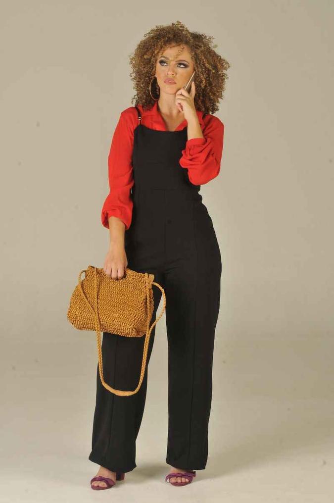 Rebeca usa macacão da C&A (R$ 99,99); body camisa da Farm (R$ 249); sandália da Thaíza Francischini (R$ 70 no cartão ou R$ 60 no dinheiro); bolsa diva, na Quadra (R$ 2.023).(foto: Minervino Junior/CB/D.A Press) Rebeca usa macacão da C&A (R$ 99,99); body camisa da Farm (R$ 249); sandália da Thaíza Francischini (R$ 70 no cartão ou R$ 60 no dinheiro); bolsa diva, na Quadra (R$ 2.023).(foto: Minervino Junior/CB/D.A Press)