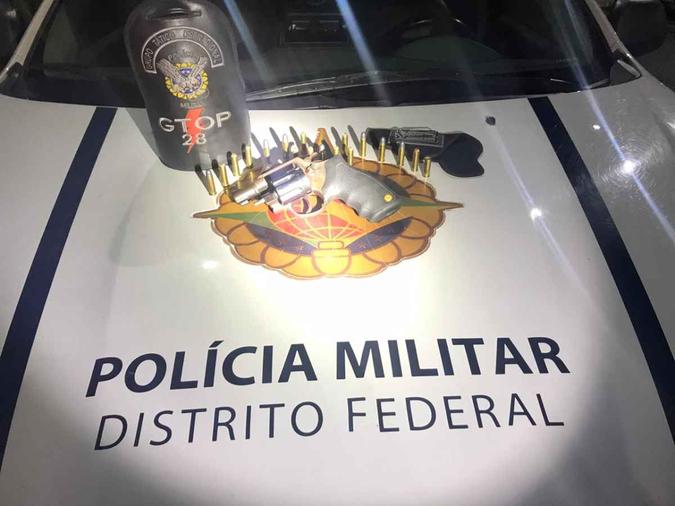 Polícia Militar apreendeu arma de homem que agrediu a companheira e fez um disparo, em Ceilândia(foto: PMDF/Divulgação ) Polícia Militar apreendeu arma de homem que agrediu a companheira e fez um disparo, em Ceilândia(foto: PMDF/Divulgação )