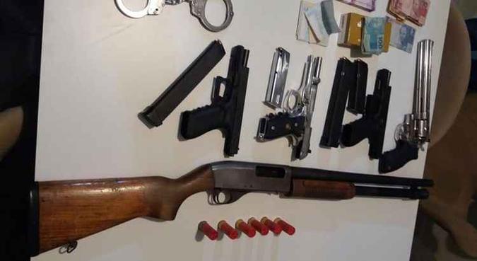 Armas apreendidas pela Polícia goiana estariam com o grupo no momento do tiroteio(foto: Divulgação/PMGO) Armas apreendidas pela Polícia goiana estariam com o grupo no momento do tiroteio(foto: Divulgação/PMGO)