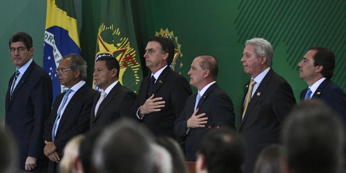 Mourão (terceiro a partir da esquerda) e Novaes (sexto) na cerimônia de posse dos presidentes do BB, Caixa e BNDES, na segunda-feira(foto: Ed Alves/CB/D.A Press) Mourão (terceiro a partir da esquerda) e Novaes (sexto) na cerimônia de posse dos presidentes do BB, Caixa e BNDES, na segunda-feira(foto: Ed Alves/CB/D.A Press)