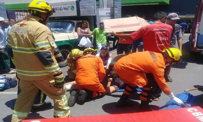 Após atendimento dos bombeiros, a senhora foi levada para o Hospital de Base(foto: Divulgação/CBMDF) Após atendimento dos bombeiros, a senhora foi levada para o Hospital de Base(foto: Divulgação/CBMDF)
