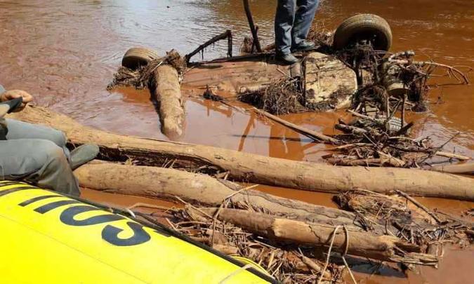 O carro foi encontrado por militares com as rodas para o alto(foto: Corpo de Bombeiros/Divulgação) O carro foi encontrado por militares com as rodas para o alto(foto: Corpo de Bombeiros/Divulgação)