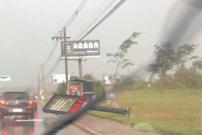 População também encontrou placas caídas com a força do vento e da chuva(foto: Reprodução ) População também encontrou placas caídas com a força do vento e da chuva(foto: Reprodução )