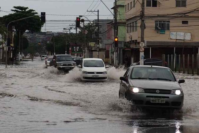 Em Vila Velha, região metropolitana de Vitória, os temporais deixaram as ruas alagadas e dificultaram a circulação de carros e ônibus(foto: GILSON BORBA/FUTURA PRESS/FUTURA) Em Vila Velha, região metropolitana de Vitória, os temporais deixaram as ruas alagadas e dificultaram a circulação de carros e ônibus(foto: GILSON BORBA/FUTURA PRESS/FUTURA)