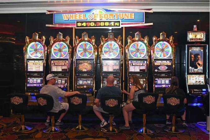 Grupo tenta a sorte nas máquinas de caça-níqueis de cassino em Las Vegas: menos ousadia sem estímulos visuais e sonoros(foto: Ethan Miller/Getty Images/AFP) Grupo tenta a sorte nas máquinas de caça-níqueis de cassino em Las Vegas: menos ousadia sem estímulos visuais e sonoros(foto: Ethan Miller/Getty Images/AFP)