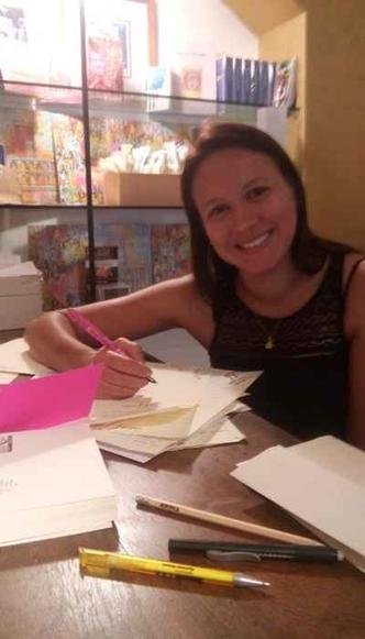 A brasileira Andréia Caetano se emocionou com a carta de um padre mineiro(foto: Arquivo Pessoal/Andreia Caetano) A brasileira Andréia Caetano se emocionou com a carta de um padre mineiro(foto: Arquivo Pessoal/Andreia Caetano)