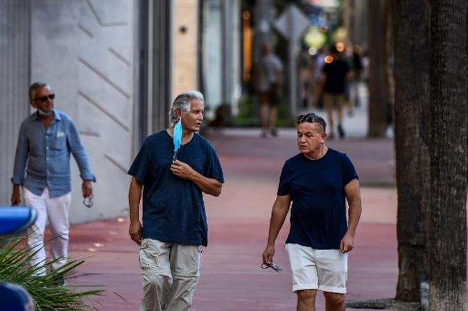 Pessoas mantêm suas máscaras faciais enquanto andam em um shopping center em Miami Beach, Flórida.(foto: CHANDAN KHANNA / AFP) Pessoas mantêm suas máscaras faciais enquanto andam em um shopping center em Miami Beach, Flórida.(foto: CHANDAN KHANNA / AFP)