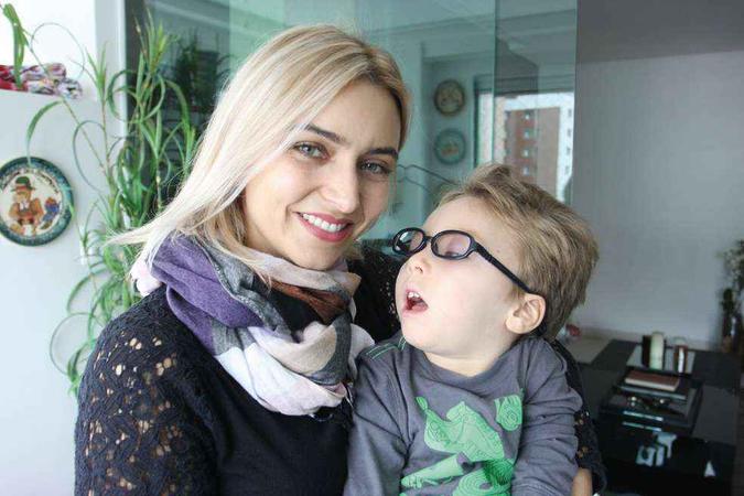 Maria Cristina Fleury com o filho, José Maurício. O menino tem uma síndrome que provoca epilepsia e tem se tratado com canabidiol Maria Cristina Fleury com o filho, José Maurício. O menino tem uma síndrome que provoca epilepsia e tem se tratado com canabidiol