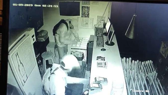 Assaltantes geraram prejuízo de cerca de R$ 10 mil aos proprietários do restaurante(foto: Reprodução) Assaltantes geraram prejuízo de cerca de R$ 10 mil aos proprietários do restaurante(foto: Reprodução)