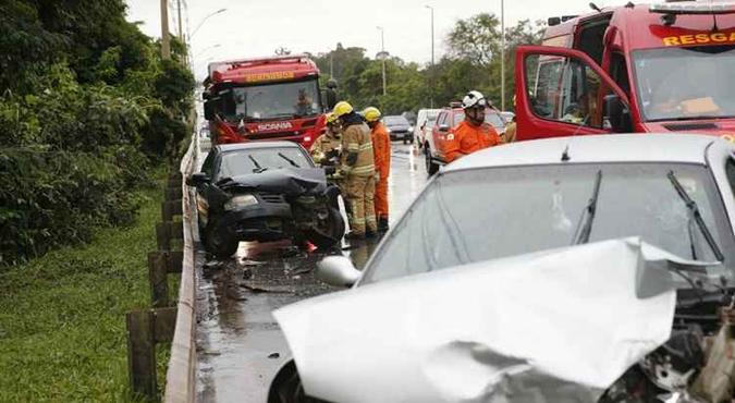 O acidente deixou a via parcialmente fechada e causou congestionamento(foto: CBMDF/Divulgação) O acidente deixou a via parcialmente fechada e causou congestionamento(foto: CBMDF/Divulgação)