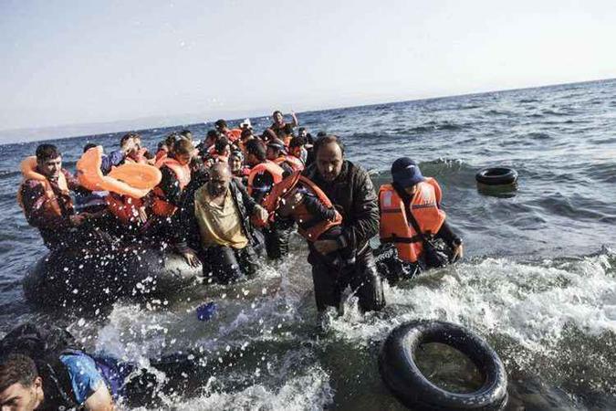 Imigrantes sírios chegando à praia na Grécia(foto: AFP Photo/Achilleas Zavallis - 23/8/15 -) Imigrantes sírios chegando à praia na Grécia(foto: AFP Photo/Achilleas Zavallis - 23/8/15 -)