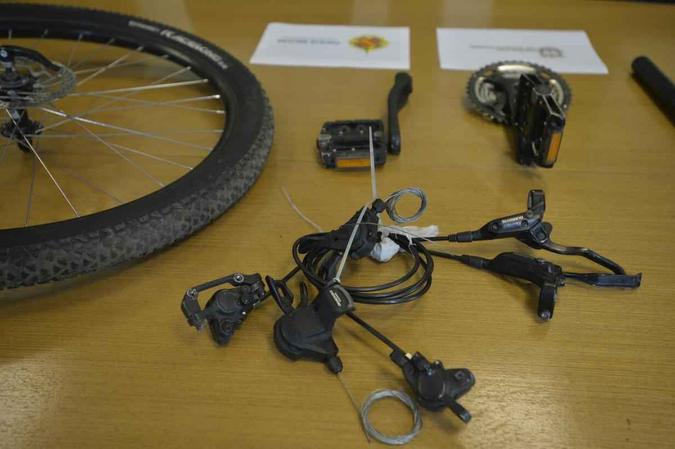 A polícia encontrou, no Itapoã, peças da bicicleta de Arlon Fernando da Silva, morto em um latrocínio na noite de 7 de dezembro de 2017Marcelo Ferreira/CB/DA Press A polícia encontrou, no Itapoã, peças da bicicleta de Arlon Fernando da Silva, morto em um latrocínio na noite de 7 de dezembro de 2017Marcelo Ferreira/CB/DA Press