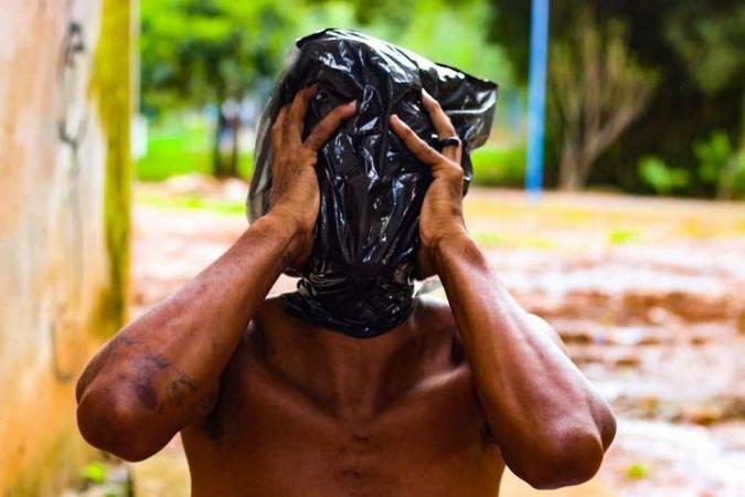 O ator baiano Leno Sacramento apresenta, desde 2017, monólogos, com poesia, corpo e gestos para falar da violência contra a população negra(foto: Heraldo de Deus/Divulgação) O ator baiano Leno Sacramento apresenta, desde 2017, monólogos, com poesia, corpo e gestos para falar da violência contra a população negra(foto: Heraldo de Deus/Divulgação)