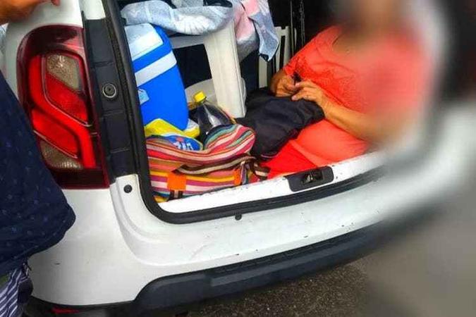 A mulher estava junto com bebidas, alimentos e apetrechos de praia(foto: PMRv/Divulgação) A mulher estava junto com bebidas, alimentos e apetrechos de praia(foto: PMRv/Divulgação)