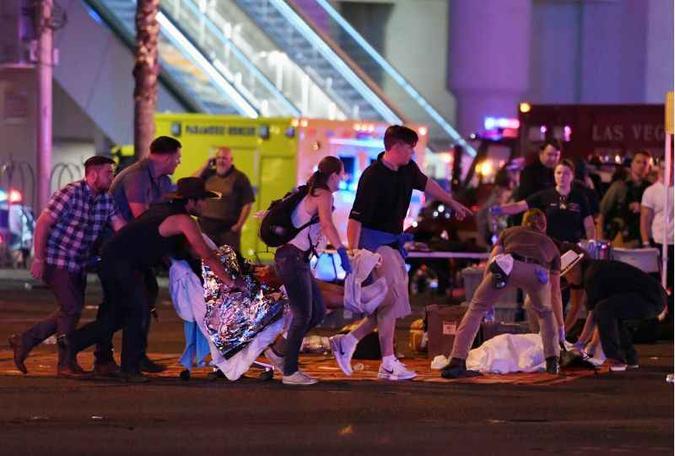 Cenário caótico na principal avenida de Las Vegas, onde uma multidão assistia a um show quando um atirador abriu fogo do 32º andar de um hotel (foto: Ethan Miller/Getty Images/AFP) Cenário caótico na principal avenida de Las Vegas, onde uma multidão assistia a um show quando um atirador abriu fogo do 32º andar de um hotel (foto: Ethan Miller/Getty Images/AFP)