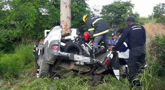 Veículo levava cinco pessoas e seguia em direção a Janaúba(foto: Reprodução da internet/Facebook Norte de Minas MG) Veículo levava cinco pessoas e seguia em direção a Janaúba(foto: Reprodução da internet/Facebook Norte de Minas MG)