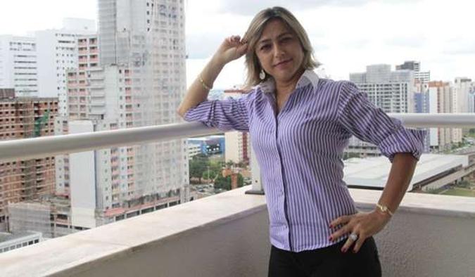 Maristela da Silva entrou no ramo para aumentar a renda, mas já não se sacrifica para vender apartamentos (foto: Ana Rayssa/Esp. CB/D.A Press) Maristela da Silva entrou no ramo para aumentar a renda, mas já não se sacrifica para vender apartamentos (foto: Ana Rayssa/Esp. CB/D.A Press)