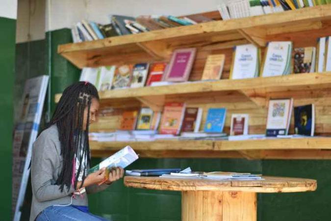 Interessados podem pegar um livro e deixar outro na estante(foto: Ceasa-DF/Divulgação) Interessados podem pegar um livro e deixar outro na estante(foto: Ceasa-DF/Divulgação)