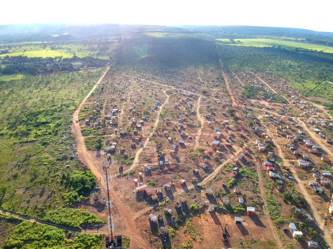 Invasão de terras teve até construções de barracos durante a madrugada (foto: Divulgação/PCDF) Invasão de terras teve até construções de barracos durante a madrugada (foto: Divulgação/PCDF)