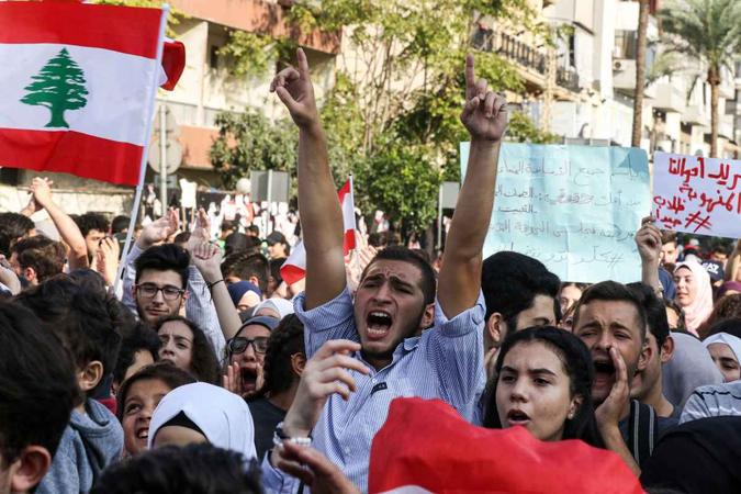 Em Beirute foi organizado um protesto em frente à sede do Ministério da Educação(foto: Mahmoud Zayyat / AFP) Em Beirute foi organizado um protesto em frente à sede do Ministério da Educação(foto: Mahmoud Zayyat / AFP)