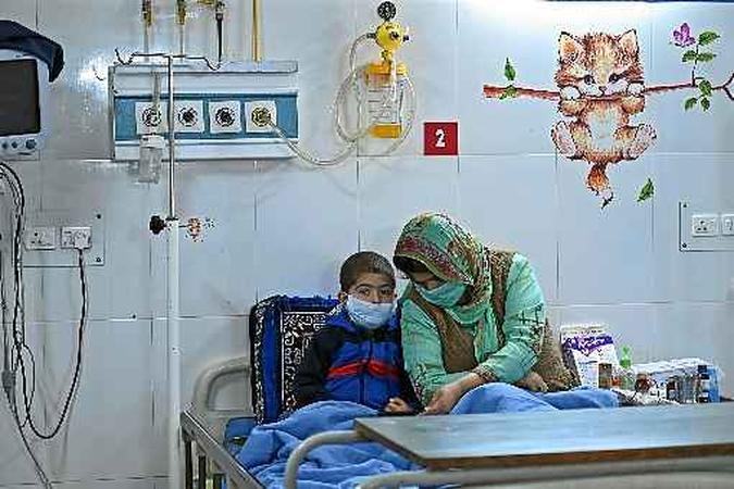 Criança com câncer é atendida na Índia: gravidade do tumor e idade do paciente aumentam risco de morte(foto: Tauseef Mustafa/AFP - 7/2/20) Criança com câncer é atendida na Índia: gravidade do tumor e idade do paciente aumentam risco de morte(foto: Tauseef Mustafa/AFP - 7/2/20)