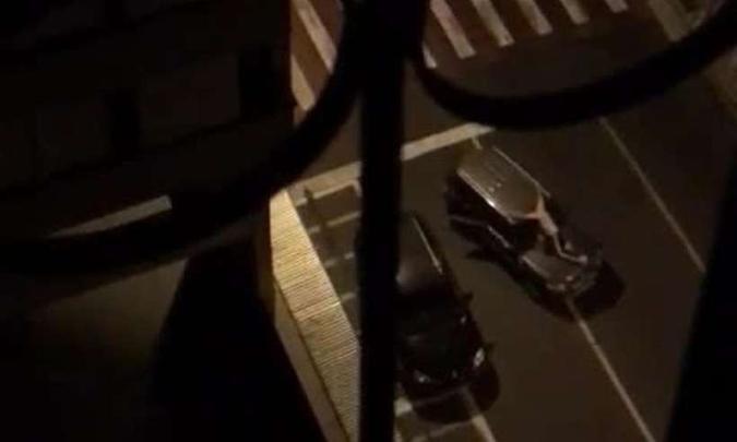 Imagens que circularam nas redes sociais mostram um suposto refém colocado em cima de um dos veículos usados pelos criminosos. No vídeo que mostra o carro em movimento, é possível ver tiros sendo disparados de dentro do veículo(foto: Reprodução da Internet/WhatsApp ) Imagens que circularam nas redes sociais mostram um suposto refém colocado em cima de um dos veículos usados pelos criminosos. No vídeo que mostra o carro em movimento, é possível ver tiros sendo disparados de dentro do veículo(foto: Reprodução da Internet/WhatsApp )