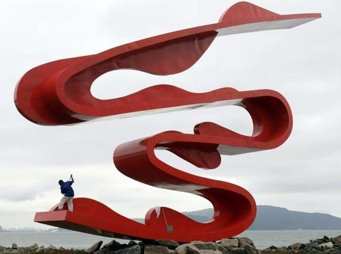 Monumento que marca o centenário da imigração japonesa no Brasil em 2008, na cidade de Santos. (foto: Paulo Whitaker/REUTERS) Monumento que marca o centenário da imigração japonesa no Brasil em 2008, na cidade de Santos. (foto: Paulo Whitaker/REUTERS)