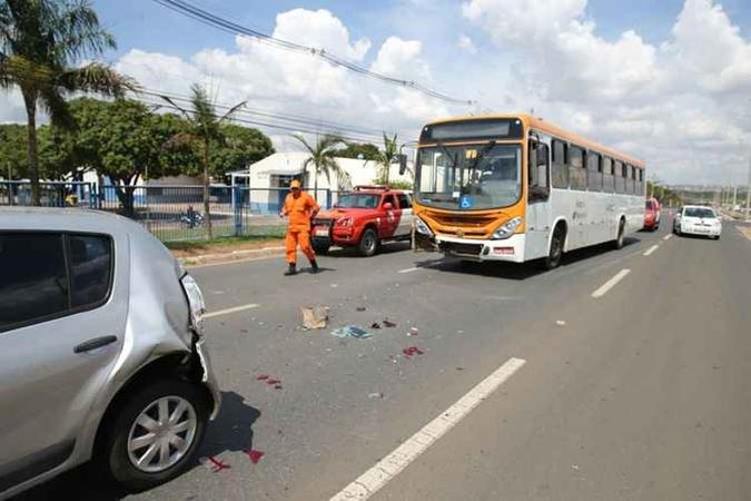 As vítimas foram atendidas pelo Corpo de Bombeiro do Distrito Federal (CBMDF) e, depois, transportadas para unidades de saúde(foto: Corpo de Bombeiros/Divulgação) As vítimas foram atendidas pelo Corpo de Bombeiro do Distrito Federal (CBMDF) e, depois, transportadas para unidades de saúde(foto: Corpo de Bombeiros/Divulgação)
