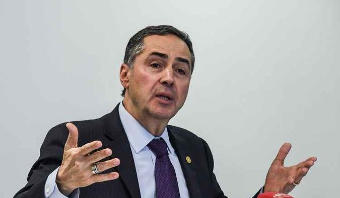 O ministro do Luís Roberto Barroso disse que não comentaria sobre os embates entre seu gabinete e a defesa do presidente Michel Temer (foto: APU GOMES) O ministro do Luís Roberto Barroso disse que não comentaria sobre os embates entre seu gabinete e a defesa do presidente Michel Temer (foto: APU GOMES)