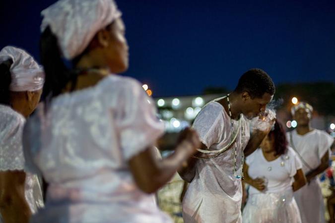 Rituais de religiões de matriz africana celebram a chegada do ano novo (foto: Daniel Ramalho/AFP) Rituais de religiões de matriz africana celebram a chegada do ano novo (foto: Daniel Ramalho/AFP)
