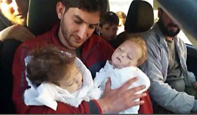 Abdel Hameeed al Youssef, com os filhos gêmeos Aya e Ahmed, mortos no ataque quimico na Síria em abril deste ano (foto: Twitter/Reprodução) Abdel Hameeed al Youssef, com os filhos gêmeos Aya e Ahmed, mortos no ataque quimico na Síria em abril deste ano (foto: Twitter/Reprodução)
