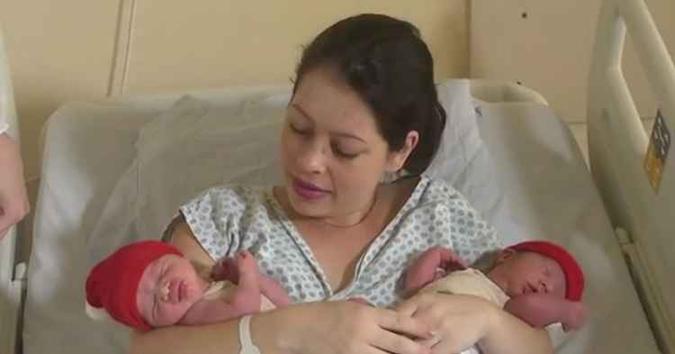 A mulher teve os dois bebês em parto normal, e ambos nasceram com 38 semanas de vida(foto: Reprodução/RPC) A mulher teve os dois bebês em parto normal, e ambos nasceram com 38 semanas de vida(foto: Reprodução/RPC)