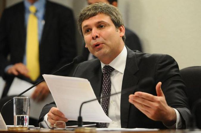 O senador Lindbergh Farias adiou o desembarque do governo fluminense a pedido de Lula(foto: Iano Andrade/CB/D.A Press - 10/9/13) O senador Lindbergh Farias adiou o desembarque do governo fluminense a pedido de Lula(foto: Iano Andrade/CB/D.A Press - 10/9/13)
