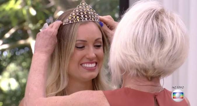 Jéssica recebe coroa de Ana Maria Braga(foto: Globo/Reprodução) Jéssica recebe coroa de Ana Maria Braga(foto: Globo/Reprodução)
