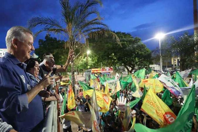A carreata trouxa aproximadamente 400 pessoas para a praça de Ceilândia(foto: Bruno Spada/assessoria Rollemberg) A carreata trouxa aproximadamente 400 pessoas para a praça de Ceilândia(foto: Bruno Spada/assessoria Rollemberg)
