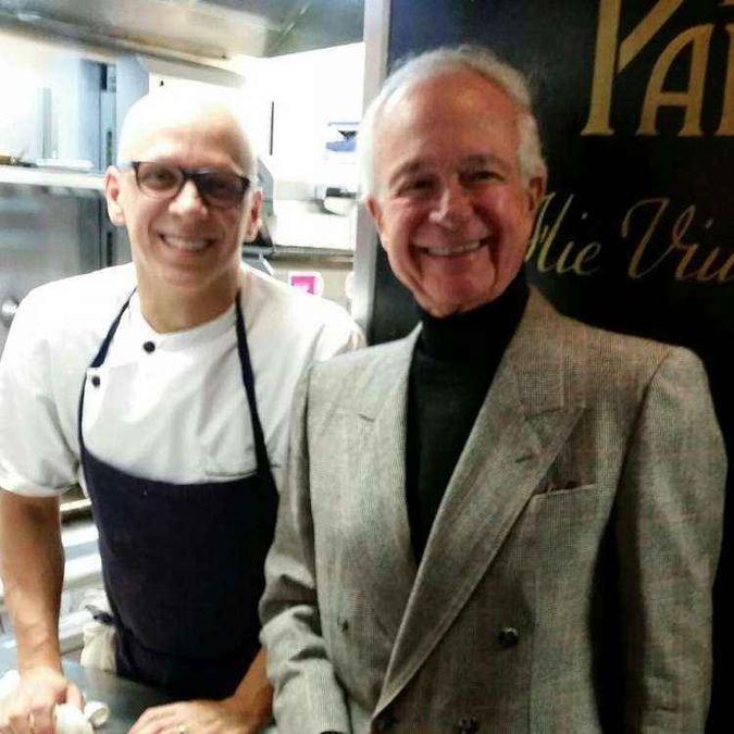 Com o chef brasileiro Eduardo Jacinto, no restaurante Le Pario(foto: Arquivo Pessoal) Com o chef brasileiro Eduardo Jacinto, no restaurante Le Pario(foto: Arquivo Pessoal)