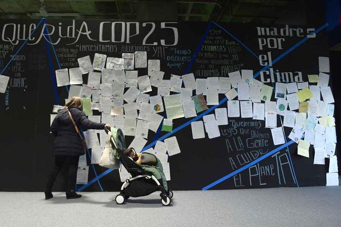 Associações de pais do mundo inteiro fazem apelos por mudanças climáticas (foto: Cristina Quicler / AFP) Associações de pais do mundo inteiro fazem apelos por mudanças climáticas (foto: Cristina Quicler / AFP)
