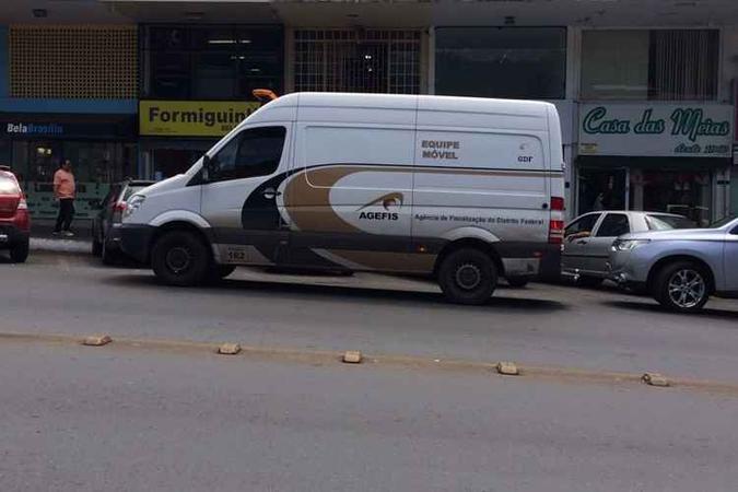 Fiscais da Agefis se deslocaram até o endereço onde ocorre a feirinha após denúncia(foto: Divulgação) Fiscais da Agefis se deslocaram até o endereço onde ocorre a feirinha após denúncia(foto: Divulgação)