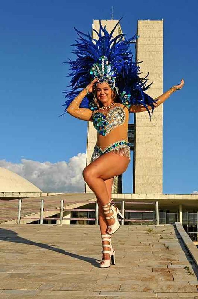 Márcia de Barros (Unidos do Cruzeiro (Aruc)) Marcia de Barros, 26 anos, acumula anos à frente da bateria. A comerciante já foi rainha de bateria cinco vezes e participa da festa na capital há 15 anos. A paixão pelo samba ela trouxe na bagagem de mudança do Rio de Janeiro para Brasília. Márcia de Barros (Unidos do Cruzeiro (Aruc)) Marcia de Barros, 26 anos, acumula anos à frente da bateria. A comerciante já foi rainha de bateria cinco vezes e participa da festa na capital há 15 anos. A paixão pelo samba ela trouxe na bagagem de mudança do Rio de Janeiro para Brasília.